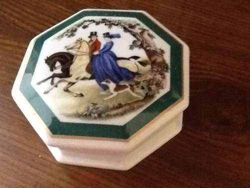 Elizabeth Arden Southern Heirlooms trinket container with lid