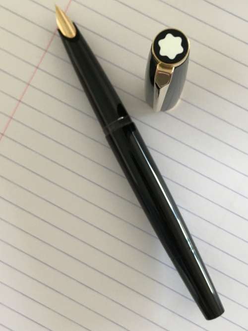 Vintage Montblanc fountain pen in black precious resin and gold