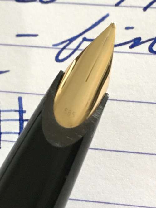 Vintage Montblanc fountain pen in black precious resin and gold