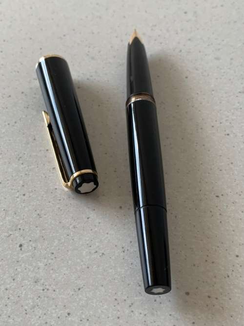 Beautiful Vintage 1960s Montblanc Black Precious Resin and Gold Nib Fountain Pen