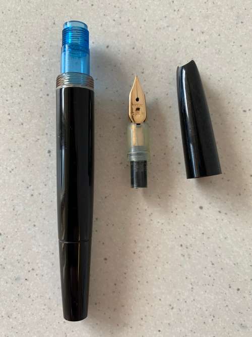 Beautiful Vintage 1960s Montblanc Black Precious Resin and Gold Nib Fountain Pen