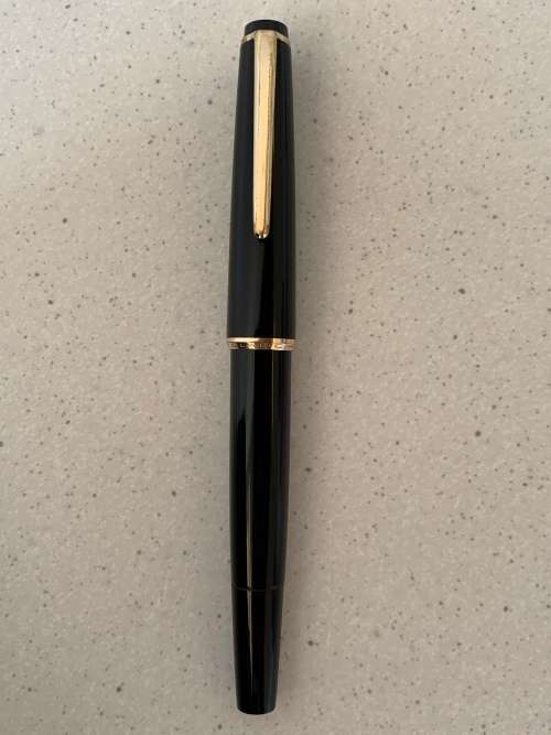Beautiful Vintage 1960s Montblanc Black Precious Resin and Gold Nib Fountain Pen