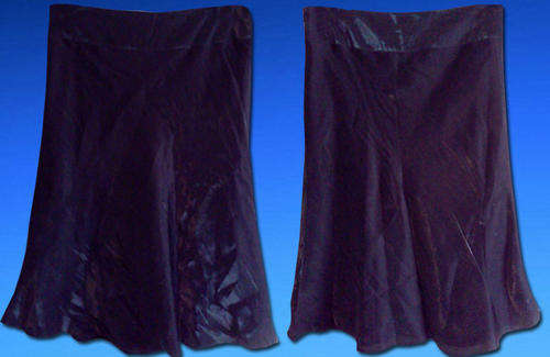 Ladies Shimmery Black Knee Length Skirt Size 10/34/Small !!! FREE DELIVERY !!!