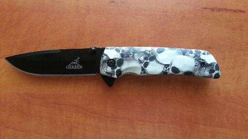 Skull Motive Flick Knife