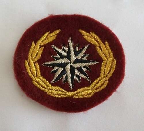Recce beret badge - pre 1993 issue - lurex wire on maroon felt