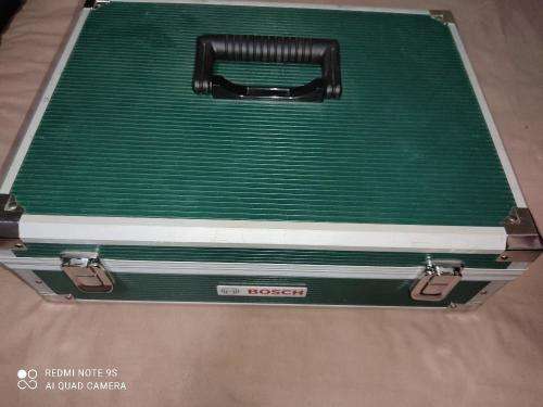 BOSCH PSR 1800LI-2 CORDLESS 18 VOLT DRILL WITH 2 BATTERIES, CHARGER, CARY CASE AND MORE. LIKE NEW.