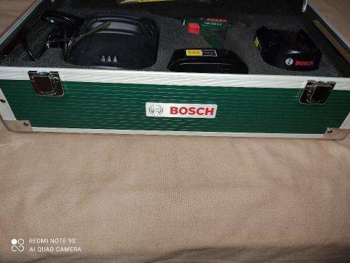 BOSCH PSR 1800LI-2 CORDLESS 18 VOLT DRILL WITH 2 BATTERIES, CHARGER, CARY CASE AND MORE. LIKE NEW.