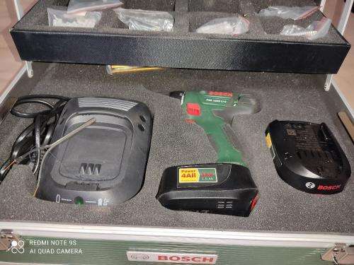 BOSCH PSR 1800LI-2 CORDLESS 18 VOLT DRILL WITH 2 BATTERIES, CHARGER, CARY CASE AND MORE. LIKE NEW.