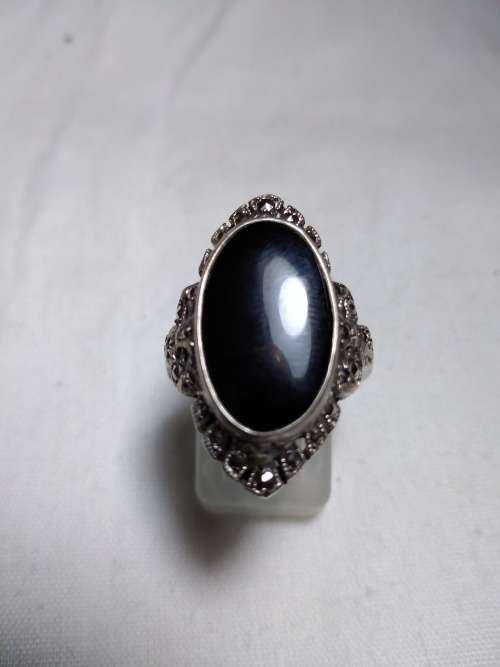 Beautifull Onix and Marcasite Ring
