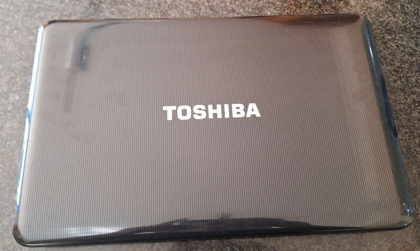 Toshiba Satellite C850 - Core i3 Laptop - Selling for spares or repairs.