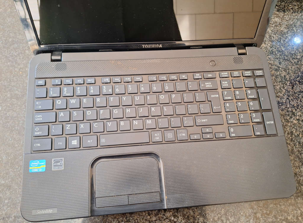 Toshiba Satellite C850 - Core i3 Laptop - Selling for spares or repairs.