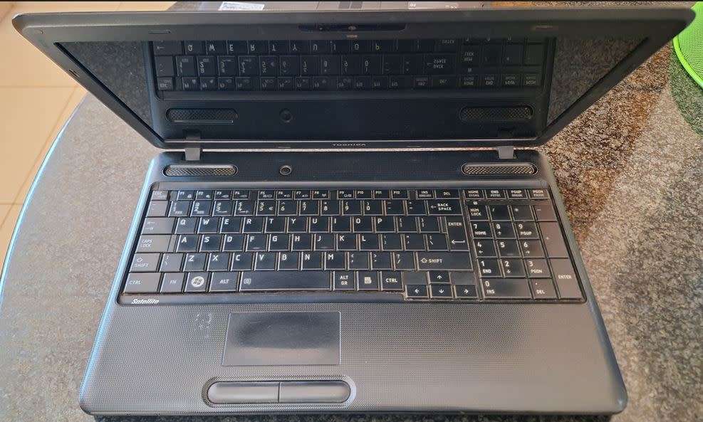 Toshiba Satellite C660 Laptop - Selling for spares or repairs.