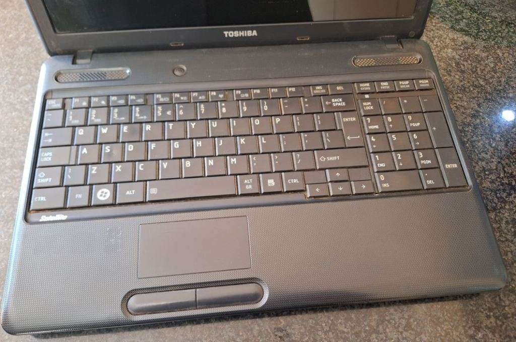 Toshiba Satellite C660 Laptop - Selling for spares or repairs.