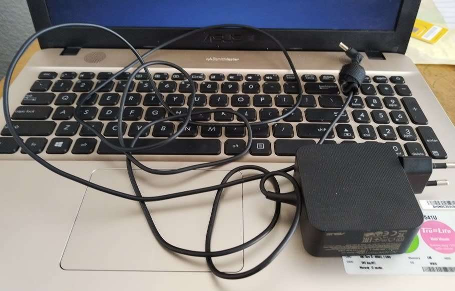 Laptop - Asus Model F541U - Core i3 2 Ghz, 32 GB RAM, 500GB HDD, Window 10, Very Clean