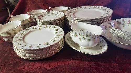 A Royal Albert Winsome dinner service