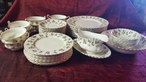 A Royal Albert Winsome dinner service