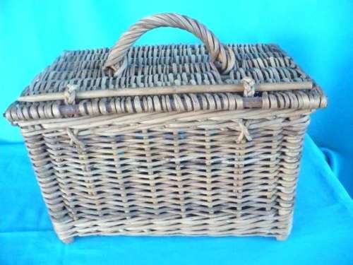WICKER PICNIC BASKET
