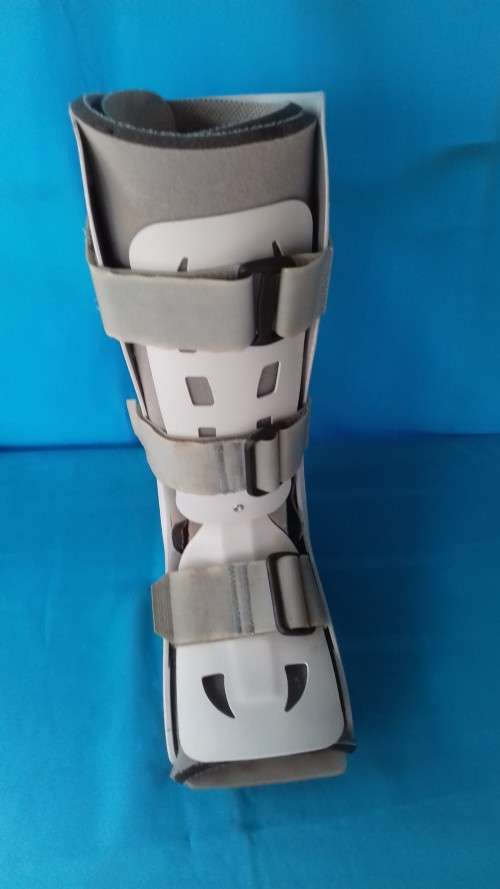AIRCAST  ORTHOPAEDIC  WALKER BOOT  (MOON BOOT)  SIZE MEDIUM