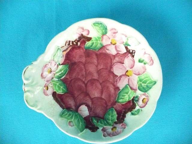 LOVELY VINTAGE MALING PIN DISH