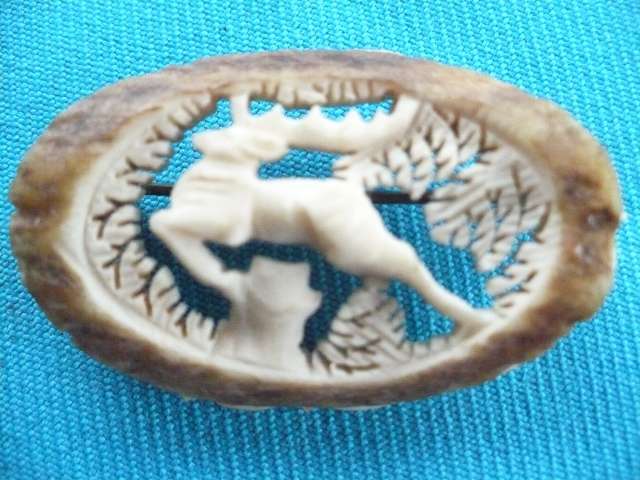 EXQUISITE STAG  HORN   PRECISION CARVED BROOCH