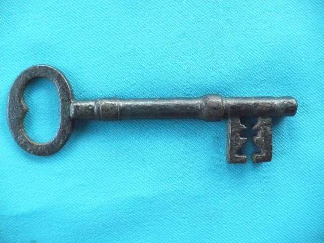 VINTAGE/ANTIQUE KEY