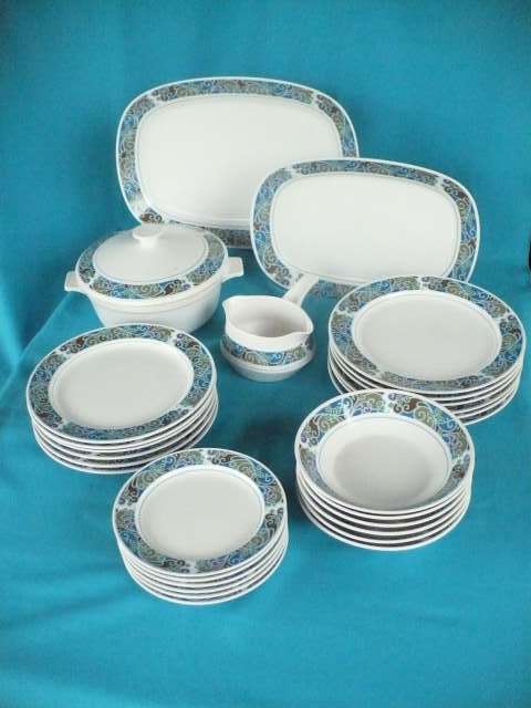 LOVELY 28 PIECE NORITAKE PROGRESSION AZURE DINNER SET