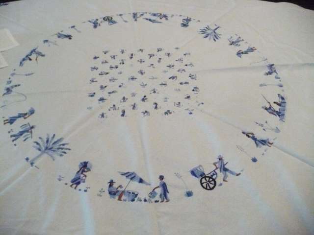 MADAGASCAR EMBROIDERED ROUND COTTON TABLE CLOTH  1.7 METRE DIA. + 6 SERVIETTES
