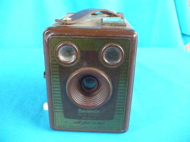 VINTAGE KODAK BROWNIE SIX-20 CAMERA   MODEL F