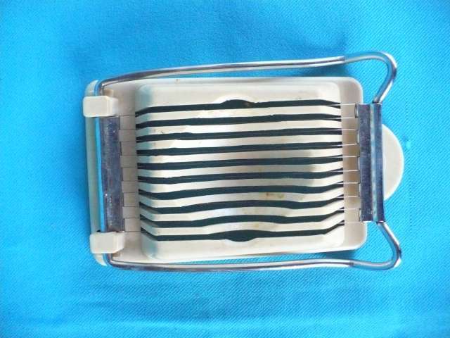 VINTAGE ADDIS BOILED EGG SLICER