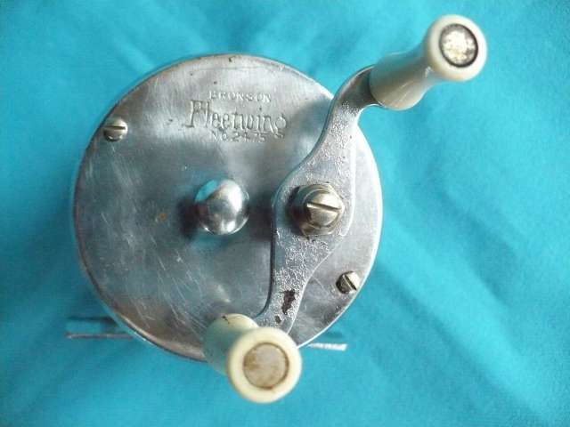 VINTAGE BRONSON FLEETWING NO 2475     BAIT CAST REEL