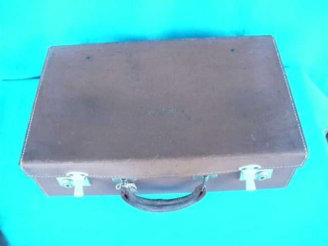 VINTAGE LEATHER SUITCASE