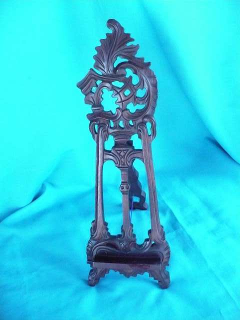 CARVED WOODEN PHOTO/PICTURE TABLE TOP  EASEL