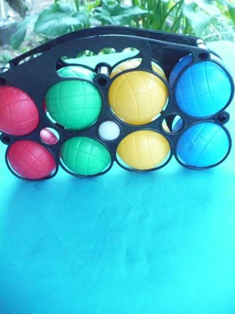 PLASTIC BOULES SET IN CARRY FRAME
