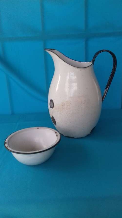 LARGE WHITE  ENAMEL JUG+ SMALL ENAMEL BOWL