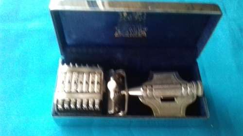 VINTAGE WILKINSON SWORD 7 DAY RAZOR   IN CASE