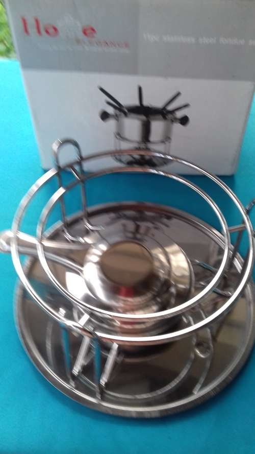 STAINLESS STEEL FONDUE SET  COMPLETE  NOT USED  COLOUR CODED  6  FORKS