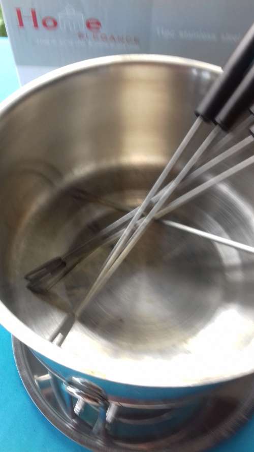 STAINLESS STEEL FONDUE SET  COMPLETE  NOT USED  COLOUR CODED  6  FORKS