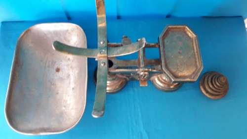 VINTAGE GILDED CAST IRON SCALE WITH 6 WEIGHTS