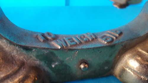 VINTAGE GILDED CAST IRON SCALE WITH 6 WEIGHTS