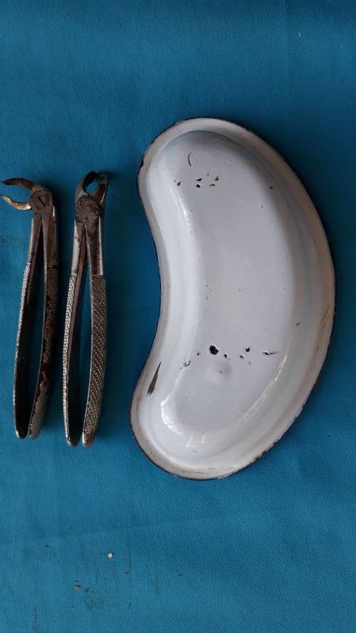 VINTAGE ENAMEL KIDNEY DISH +  2  VINTAGE SHEFFIELD  DENTAL TOOLS