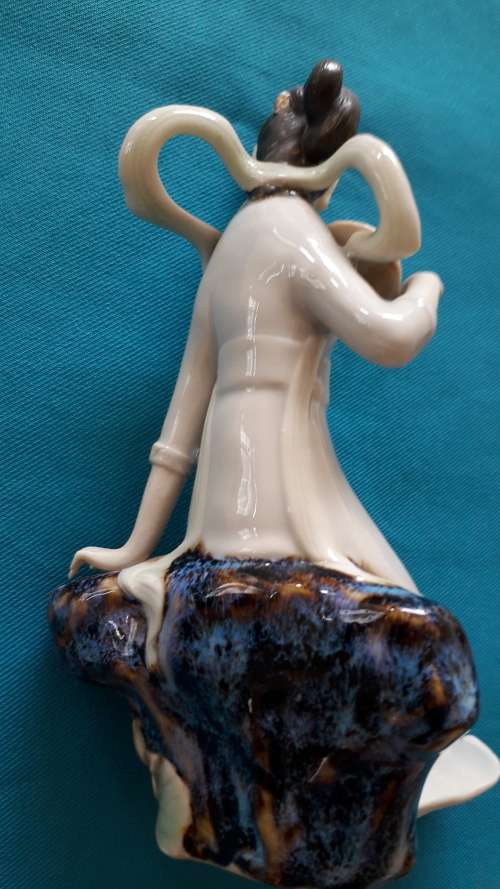 CERAMIC FIGURINE OF A SEATED GEISHA GIRL