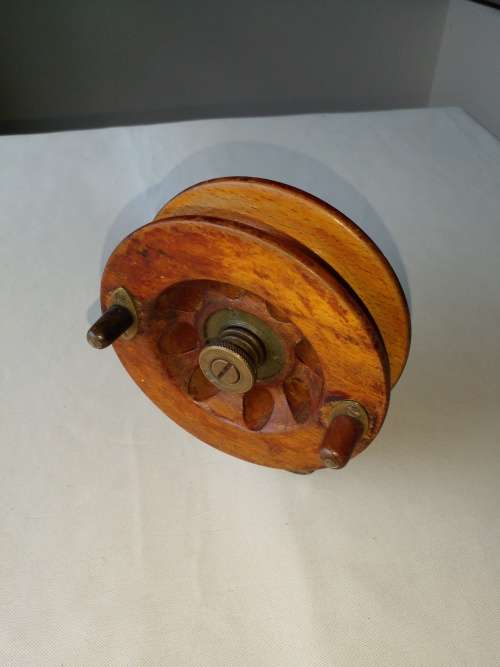 VINTAGE SCARBOROUGH 5 INCH WOODEN FISHING REEL