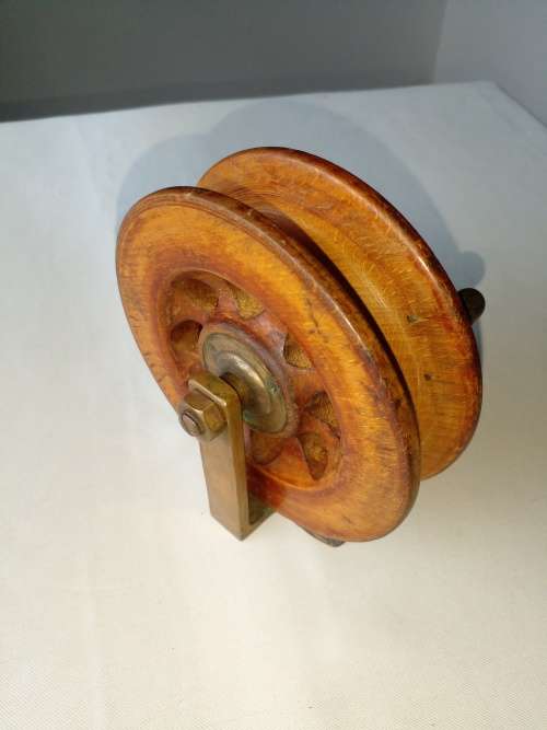 VINTAGE SCARBOROUGH 5 INCH WOODEN FISHING REEL