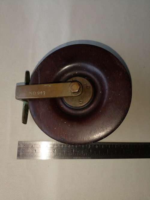 VINTAGE SCARBOROUGH STYLE WOOD AND BRASS 5 INCH FISHING REEL