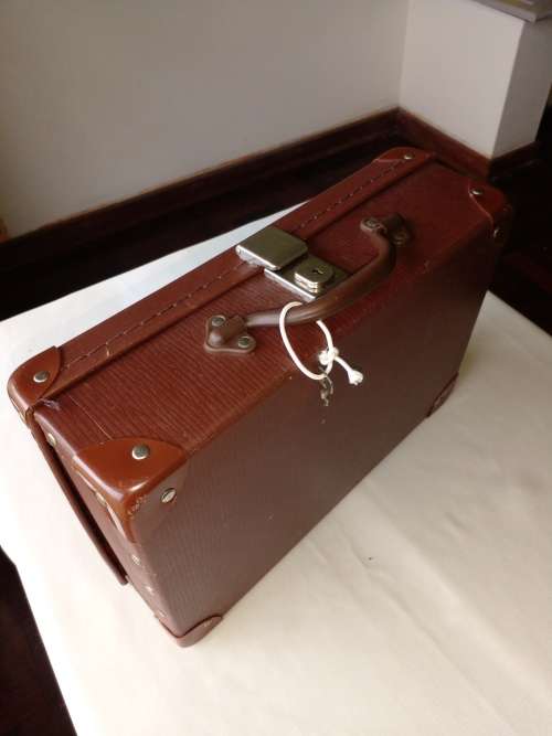 VINTAGE CHENEY BROWN SCHOOL CASE IN VERY GOOD CONDITION