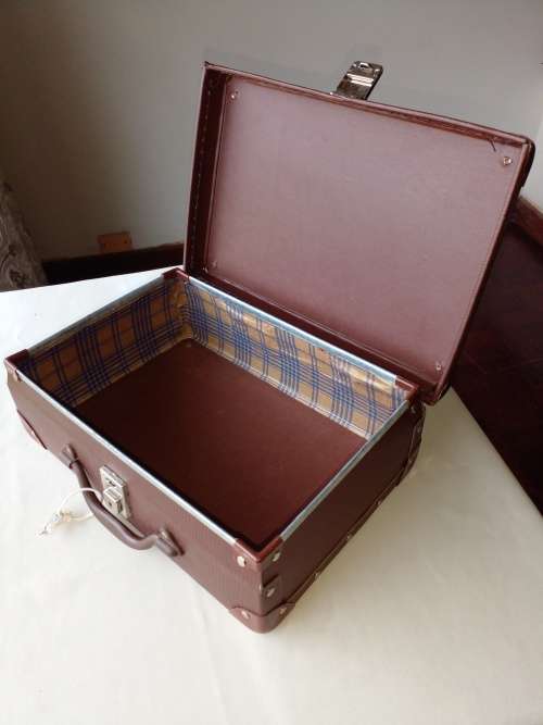 VINTAGE CHENEY BROWN SCHOOL CASE IN VERY GOOD CONDITION