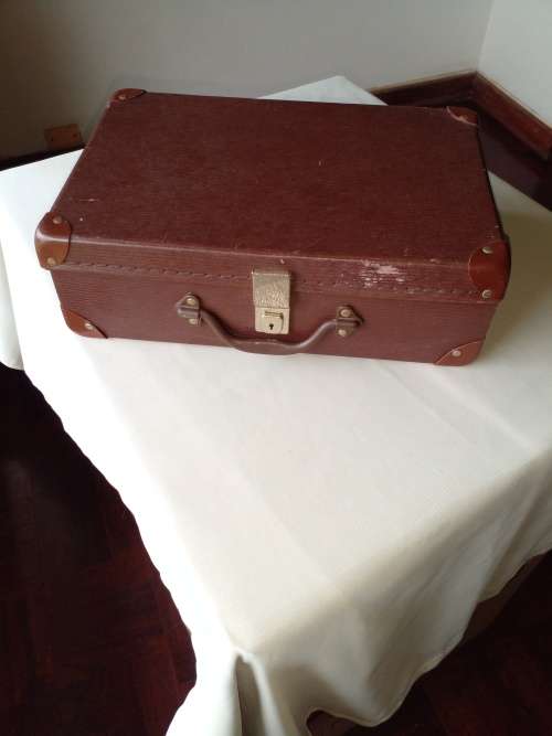 VINTAGE CHENEY BROWN SCHOOL CASE IN GOOD CONDITION