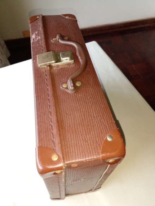 VINTAGE CHENEY BROWN SCHOOL CASE IN GOOD CONDITION