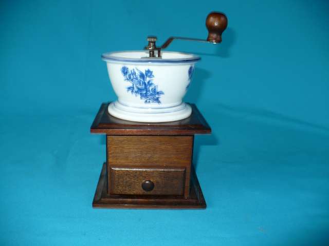 PRETTY COFFEE GRINDER