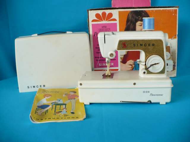 VINTAGE SINGER CHILDS SEWING MACHINE